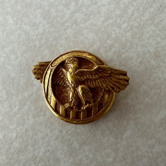 Ruptured Duck WWII Honorable Discharge gilt brass vintage tie tack lapel pin - Picture 1 of 4